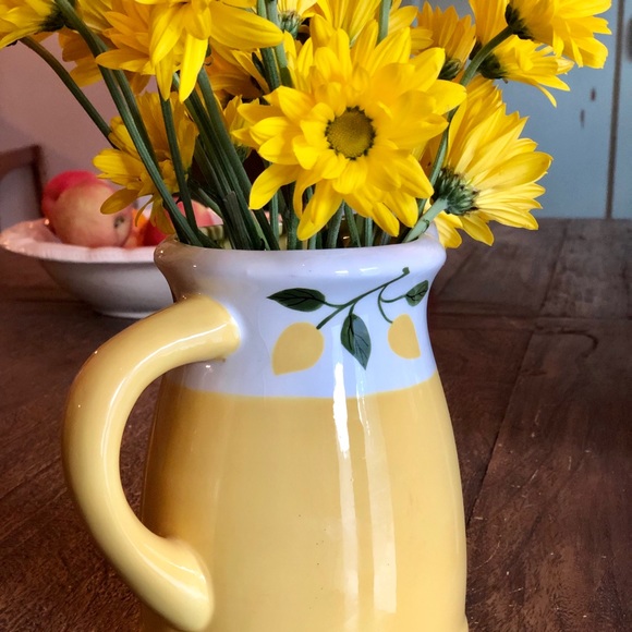 ♦️SOLD♦️Yellow and white pitcher/vase - Picture 4 of 5